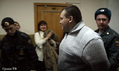 Наталья Кавказская встречает сына в коридоре суда. Кадр Грани-ТВ