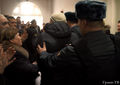Мать касается рукава Александра Марголина, которого заводят в зал суда, чтобы вынести постановление об аресте. Кадр Грани-ТВ