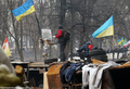 Граница Майдана - баррикада на ул. Грушевского, где происходили основные столкновения. На дальнем плане - шеренги "Беркута". Фото Дмитрия Борко/Грани.ру