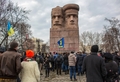 Сторонники оппозиции разрушают памятник чекистам в Киеве Фото: Андрей Стенин/РИА Новости