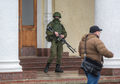 Вооруженные люди у здания аэропорта Симферополя, 28.02.2014. Фото: А.Стенин/РИА Новости