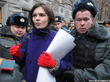 Задержание Изабель Магкоевой у ФСБ 23 октября. Фото Ники Максимюк/Грани.Ру