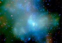 Это изображение было составлено из дюжины снимков, а получившаяся область охватывает примерно 130 световых лет. Цвета означают соответственно низкоэнергетическое (красный), среднеэнергетическое (зеленый) и высокоэнергетическое (синий) рентгеновское излучение. Благодаря уникальной разрешающей способности "Чандры" астрономы теперь способны идентифицировать тысячи точечных рентгеновских источников, представляющих собой нейтронные звезды, черные дыры, белые карлики, обычные звезды и фоновые галактики. Фото NASA/CXC/UCLA/MIT/M.Muno и др.