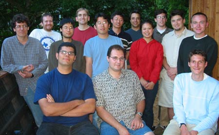 Профессор физики из Калифорнийского университета в Беркли Майкл Кромми и его группа