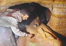 Египетский рабочий очищает недавно обнаруженный саркофаг Бади-Херхиба, члена могущественного семейства, которое управляло частью Западного Египта. Фото AP с сайта www.news-leader.com