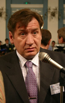 Член федерального политсовета СПС Иван Стариков выступает на съезде партии. Фото Граней.Ру
