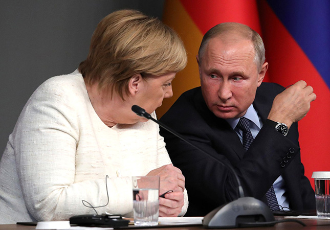 Меркель потребовала отвести российские войска от границ с Украиной