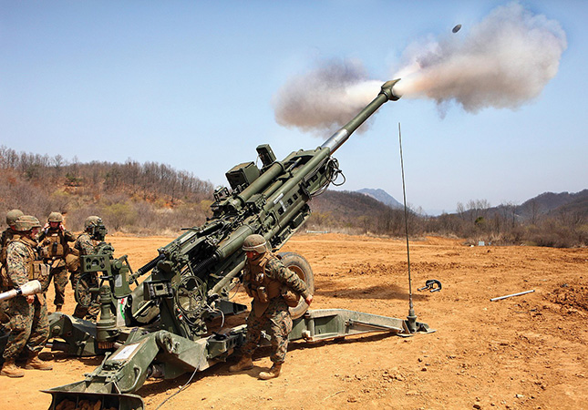 Гаубица М777 на стрельбах в Корее, 2013 год