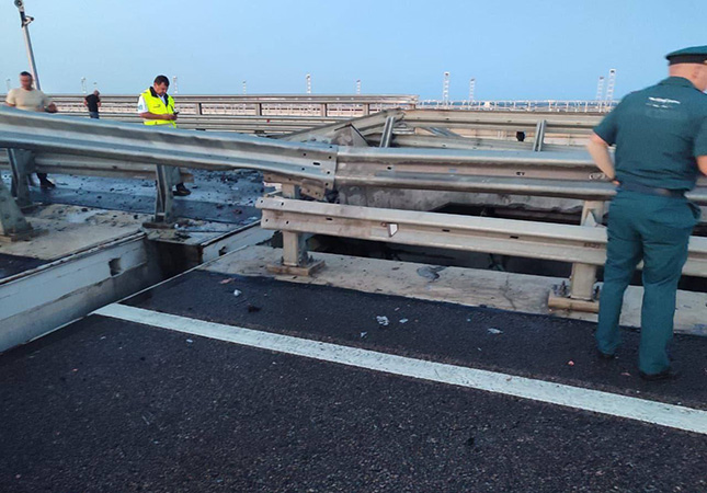Крымский мост снова атакован и закрыт для автотранспорта