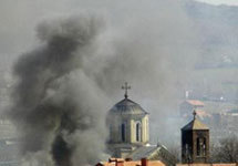 В Косово горит православная церковь. Фото АР