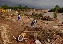 Жители Пьедрас-Неграс ищут свои вещи после схода воды. Фото АР