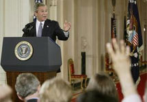 Джордж Буш на  пресс-конференции  в Белом доме отвечает на вопросы журналистов. Фото АР