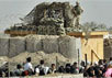 Возмущенные иракцы у стен тюрьмы в Абу-Грайбе. Фото АР
