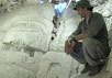 Археолог Франциско Эстрада-Белли и маска божества майя, найденная на территории города-государства Сиваль в Гватемале. Эстрада-Б