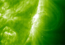 Мощная вспышка на Солнце 4 ноября 2003 года. Фото ESA/NASA SOHO