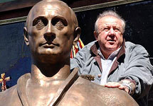 Зураб Церетели и бронзовая статуя президента Владимира Путина. Фото АР