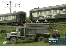 Взорвавшийся поезд. Кадр НТВ с сайта Lenta.Ru