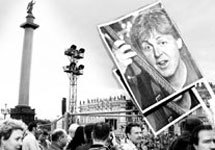 Концерт Пола Маккартни  на Дворцовой площади в Петербурге. Фото  МК