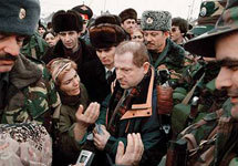Тадеуш Ивински на встрече с чеченскими беженцами. Фото с сайта www.ej.ru