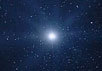 Так художник представляет себе вид чрезвычайно горячей белой карликовой звезды Х1504+65 с расстояния, эквивалентного расстоянию
