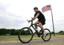 Джордж Буш на велосипеде на своем ранчо в Техасе. Фото AP