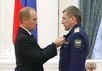 Владимир Путин вручает награду. Фото с сайта www.vvp.ru