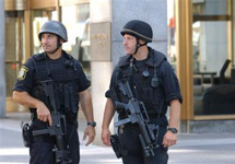 Офицеры полиции охраняют здание в Нью-Йоркепосле сообщений о озвомжных терактах. Фото АР