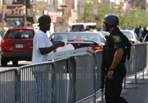Офицер полиции расспрашивает разносчика пиццы возле здания компании Рrudential в Ньюарке