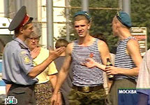 Десантники и милиция. Кадр НТВ с сайта Lenta.Ru.