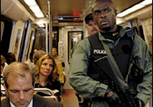 Транспортный полицейский в вагоне вашингтонского метро. Фото с сайта New York Times