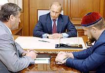 Алу Алханов, Владимир Путин и Рамзан Кадыров. Изображение с сайта газеты ''Газета''.