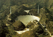 Радиотелескоп в Аресибо диаметром 305 метров, расположенный в природной впадине в Поуэрто Рико. Фото с сайта www.astronet.ru