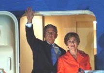 Джордж Буш с супругой. Фото АР