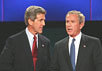 Буш и Керри. Фото АР
