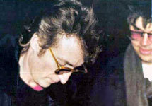 Джон Леннон подписывает Марку Чепмэну за несколько часов до убийства. Фото с сайта Thesahara.net