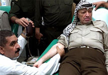 Арафат в окружении  врачей. Фото с AP