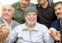 Ясир Арафат в окружении   соратников. Фото   Canadian Press