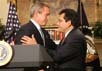 Джордж Буш и Альберто Гонсалес. Фото АР