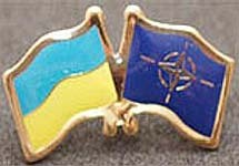 Флажки Украины и НАТО. С сайта elvisti.com.ua