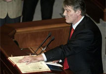 Виктор Ющенко присягает на Библии. Фото AP