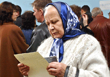 Бабушка на украинских выборах. Фото АР