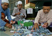 В одной из мечетей Малайзии считают пожертвования для пострадавших от ститхии. Фото AP