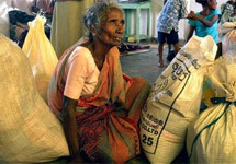 Жительница Шри-Ланки. В мешках - гуманитарная помощь. Фото AP