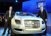 Руководители GM представляют Sequel в Детройте. Фото AFP
