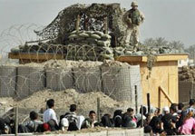 Возмущенные иракцы у стен тюрьмы в Абу-Грайбе. Фото АР