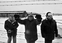 Бывшие узники Освенцима Боб Обуховски, Давид Херман и Зиги Шиппер. Фото АР