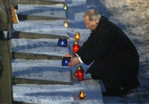 Владимир Путин на мемориальной церемонии в Освенциме. Фото АР