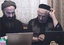 Басаев и Масхадов за ноутбуками. Фото с сайта ''Кавказ-Центр''