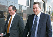 Майк Лейк и Стивен Тиди в перерыве суда в Хьюстоне. Фото АР