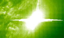 Экстремальная солнечная вспышка 4 ноября 2003 года. Фото SOHO/NASA/ESA с сайта www.livescience.com
